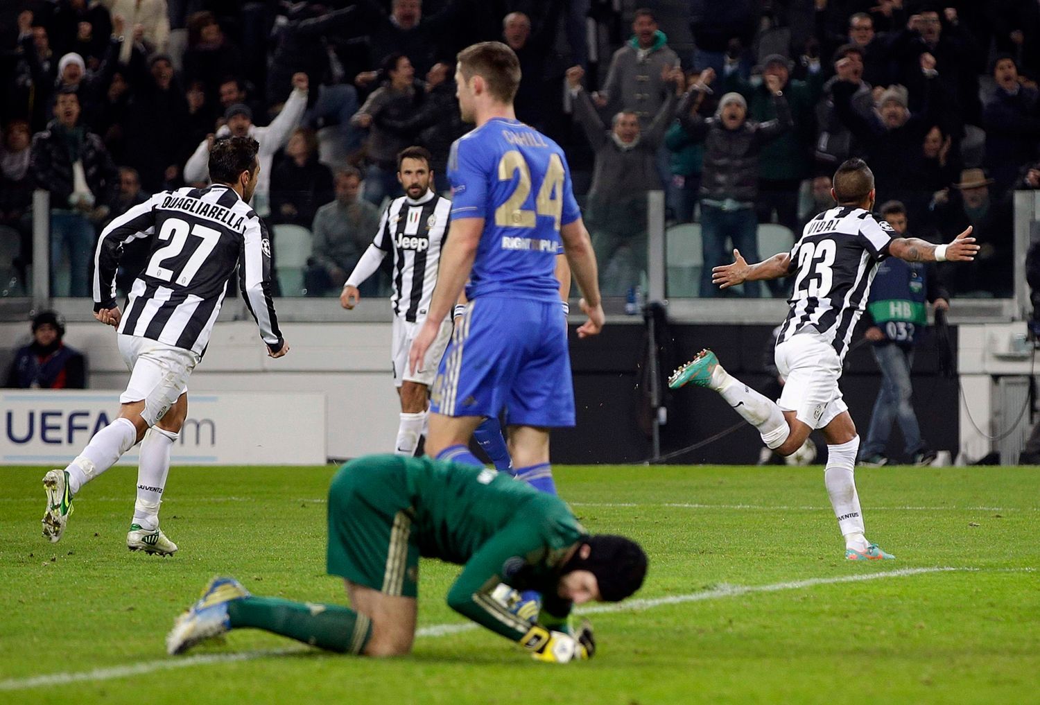 Fotbalista Juventusu Arturo Vidal slaví gól v utkání Ligy mistrů 2012/13 proti Chelsea.