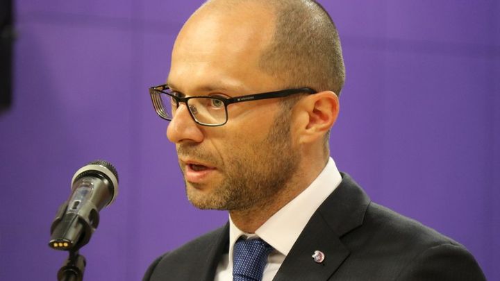 Nekompromisní zákon. Kvůli rvačce náměstek k soudu nemusel, ale na ministerstvu končí