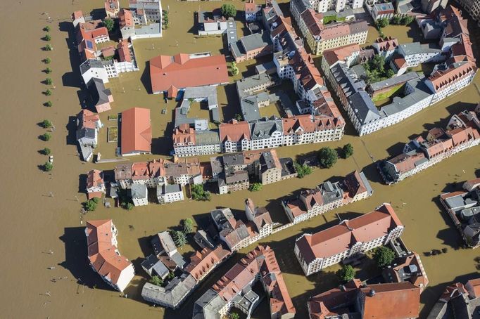 Zatopené ulice historického centra města Míšeň, které leží ve spolkové zemi Svobodný stát Sasko. Rozvodněné Labe tu způsobilo katastrofální záplavy.