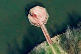 Satelitní snímek pořízený v roce 2009 v Nizozemsku objevil jeden z uživatelů webu Reddit a vypadá, jako by zachycoval vraždu. Oním "vrahem" byl ale zlatý retrívr a údajnými stopami krve voda z jeho srsti.