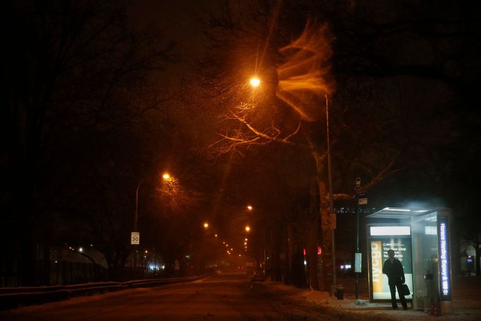 Čekání na veřejnou dopravu v Queens, na předměstí New Yorku, v nočních hodinách 26. ledna 2015.