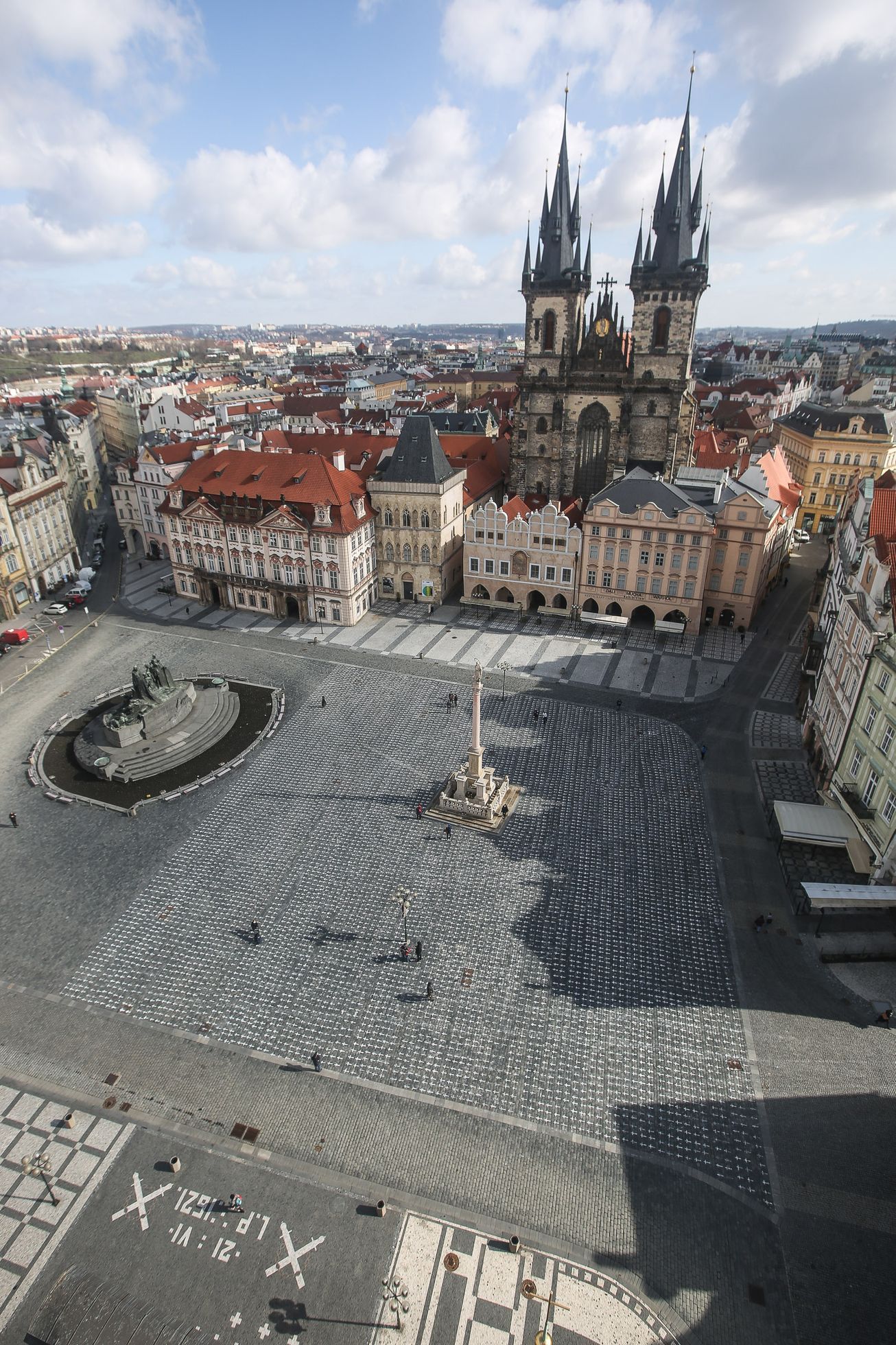 Staroměstské náměstí, kříže za oběti nemoci covid-19