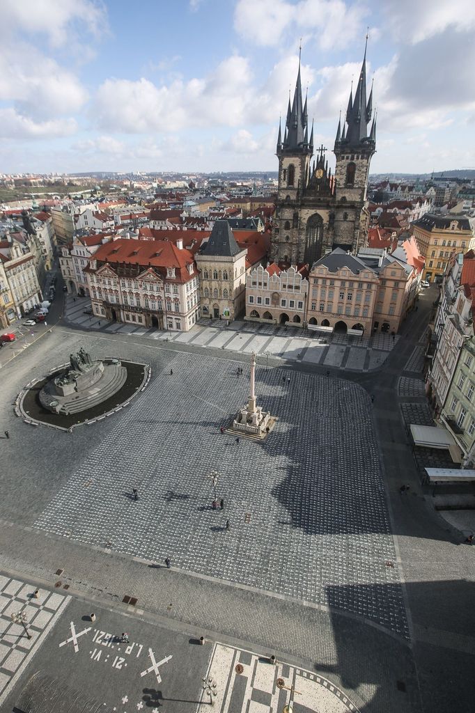 Staroměstské náměstí, kříže za oběti nemoci covid-19.