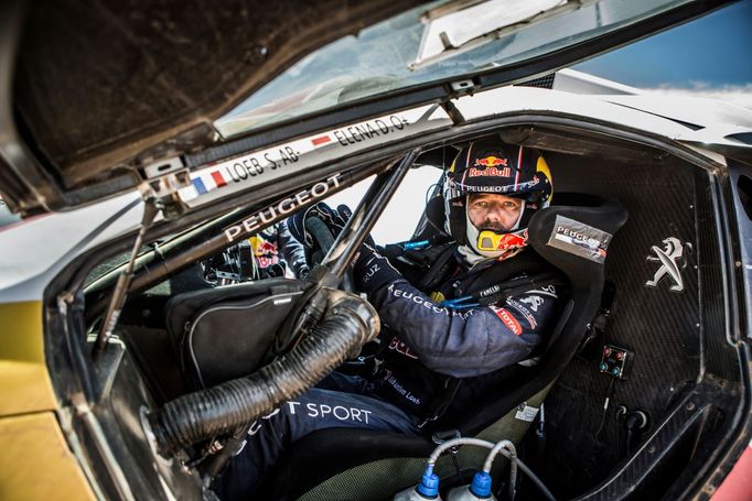 Sébastien Loeb (Peugeot 2008DKR16) před Rallye Dakar 2016