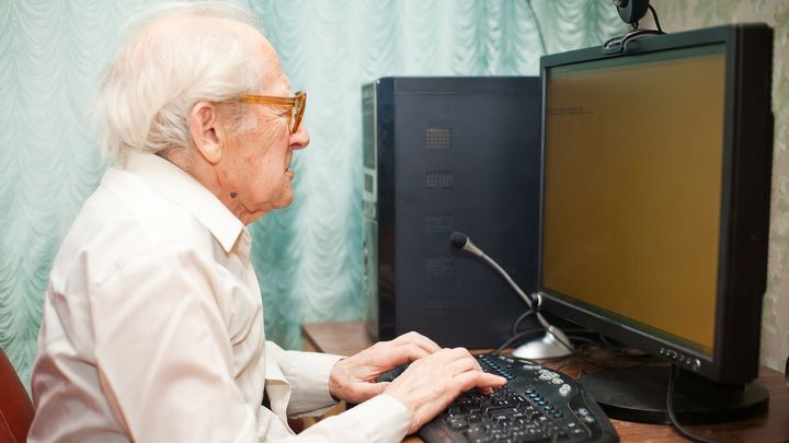 Osamělý senior i zachránce světa. Výzkum STEM zjistil, kdo v Česku šíří dezinformace