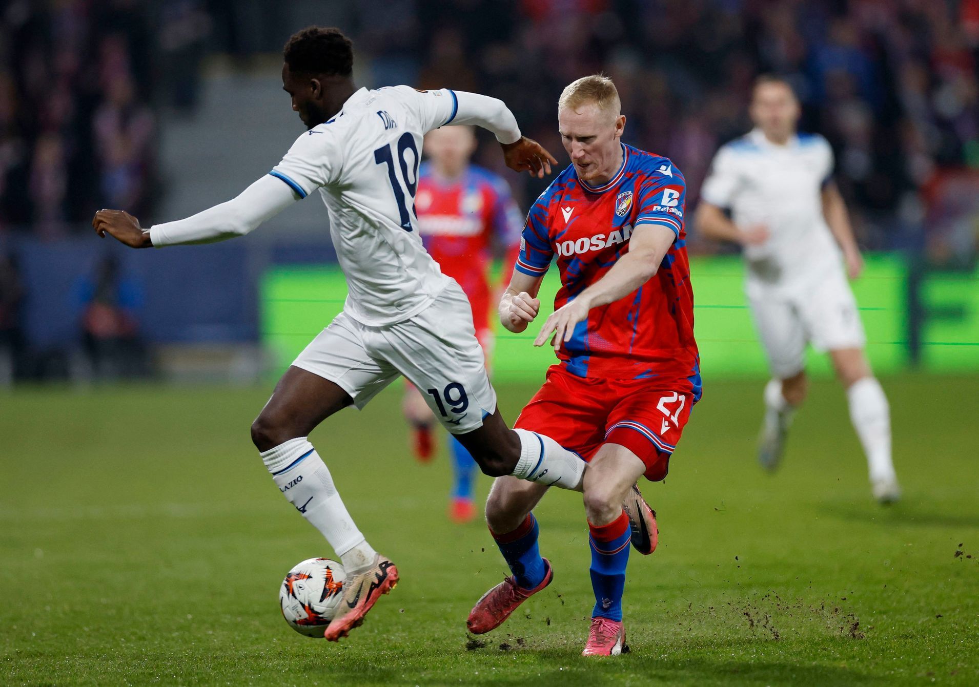 Boulaye Dia a Václav Jemelka v zápase EL Viktora Plzeň - Lazio