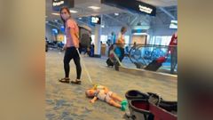 Matka táhne dítě na vodítku přes letiště. Osm sekund dokázalo dokonale rozdělit internet