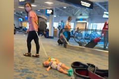 Matka na letišti táhla po zemi dítě na vodítku. Osm sekund rozdělilo internet