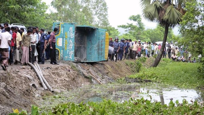 Nákladní auto, jímž cestovaly desítky školáků, havarovalo v Bangladéši.