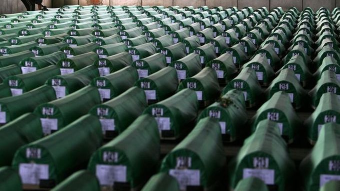 Archivní snímek ukazuje pohřeb nalezených ostatků obětí masakru ve Srebrenici.