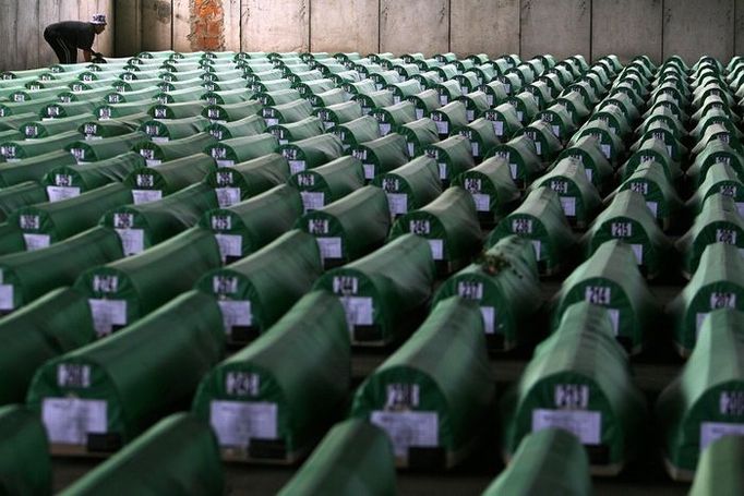 Místnost s ostatky 465 obětí srebrenického masakru