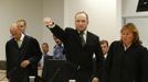 Norwegian mass killer Anders Behring Breivik (C) gestures as he arrives in the court room at Oslo Courthouse August 24, 2012. The Norwegian court delivers its verdict in the ten-week trial of gunman Breivik on Friday, deciding whether to send the anti-Muslim militant to jail or a mental hospital for the massacre of 77 people last summer. REUTERS/Heiko Junge/NTB Scanpix/Pool (NORWAY - Tags: CRIME LAW) Published: Srp. 24, 2012, 8:10 dop.