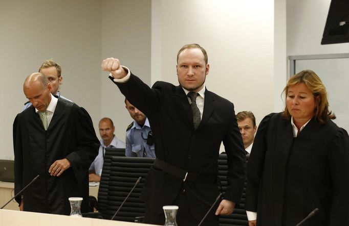 Norwegian mass killer Anders Behring Breivik (C) gestures as he arrives in the court room at Oslo Courthouse August 24, 2012. The Norwegian court delivers its verdict in the ten-week trial of gunman Breivik on Friday, deciding whether to send the anti-Muslim militant to jail or a mental hospital for the massacre of 77 people last summer. REUTERS/Heiko Junge/NTB Scanpix/Pool (NORWAY - Tags: CRIME LAW) Published: Srp. 24, 2012, 8:10 dop.