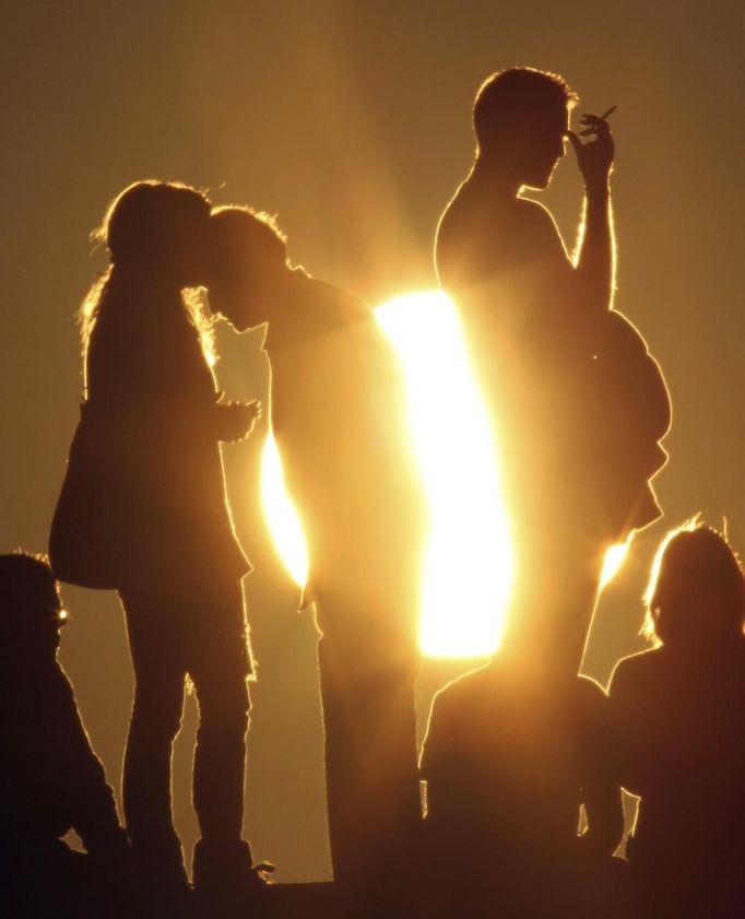 People watch the planet Venus transiting across the sun, at sunrise in Amman June 6, 2012. Venus made a slow transit across the face of the sun on Tuesday, the last such passing that will be visible from Earth for 105 years. REUTERS/Ali Jarekji (JORDAN - Tags: ENVIRONMENT SOCIETY) Published: Čer. 6, 2012, 7:45 dop.