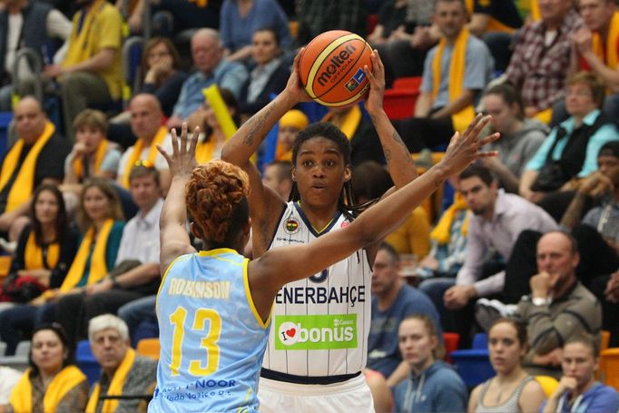 Final Four, USK-Fenerbahce: Danielle Robinsonová (13) - Shavonte Zellousová