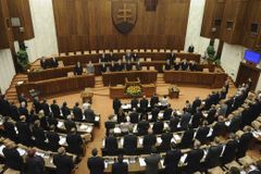 Další otočka. Slovenský parlament zrušil omezení při hraní cizí hymny