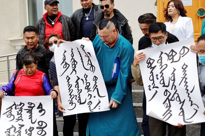 Proti zavedení čínskojazyčné výuky ve školách Vnitřního Mongolska, čínské provincie obývané mongolskou menšinou, protestovaly tisíc lidí. Přidali se i lidí v Mongolsku.