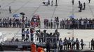 Guards unload the coffin of Oscar Niemeyer from a fire engine upon arrival at Planalto Palace in Brasilia December 6, 2012. Niemeyer, a towering patriarch of modern architecture who shaped the look of modern Brazil and whose inventive, curved designs left their mark on cities worldwide, died late on Wednesday. He was 104. Niemeyer had been battling kidney and stomach ailments in a Rio de Janeiro hospital since early November. His death was the result of a lung infection developed this week, the hospital said, little more than a week before he would have turned 105. REUTERS/Paulo Whitaker (BRAZIL - Tags: SOCIETY OBITUARY) Published: Pro. 6, 2012, 7:41 odp.