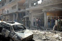 Při atentátech na sídla bezpečnostních sil v syrském Homsu zemřelo nejméně 42 lidí