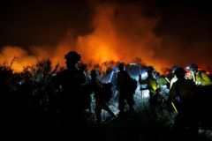 Kalifornské peklo stále žhne. Požáry zabily už 40 lidí a z domů vyhnaly 100 000 obyvatel