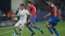 Lucas Vázquez a Aleš Čermák v zápase LM Plzeň - Real Madrid