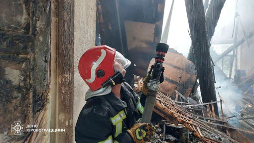 Na snímku, který poskytla ukrajinská záchranná služba, hasiči likvidují požár, který vypukl při ruském leteckém útoku v městě Kropyvnytskyj na Ukrajině, 28. července 2025