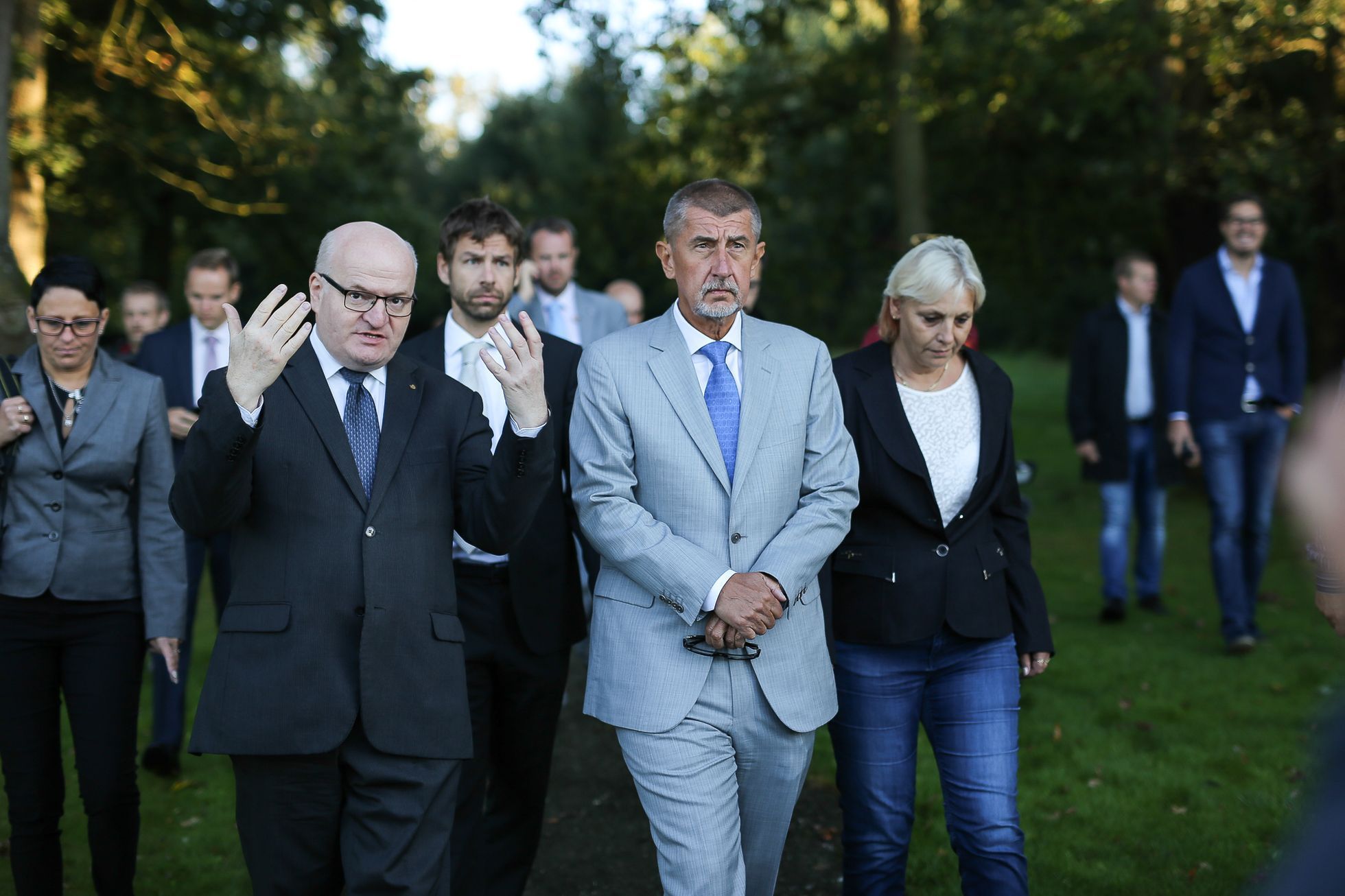 Babiš a Herman a Pelikán u památníku v Letech a prasečáku