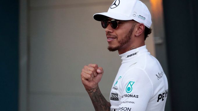 Lewis Hamilton slaví vítězství v kvalifikaci na GP Austrálie.