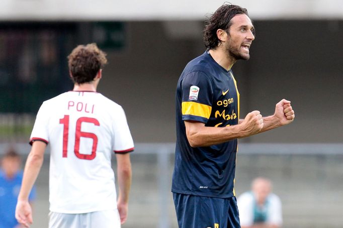 Luca Toni (Hellas Verona) slaví branku v síti AC Milán