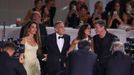 George Clooney s manželkou Amal Clooney a Brad Pitt s přítelkyni Inés de Ramón na benátské premiéře filmu Wolfs.