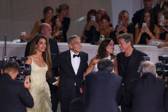 George Clooney s manželkou Amal Clooney a Brad Pitt s přítelkyni Inés de Ramón na benátské premiéře filmu Wolfs.