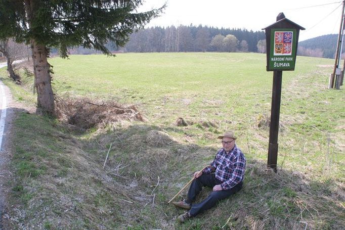 "Mě už to je jedno co se v parku děje, stejně tam nedojdu", říká osmdesátiletý obyvatel Nové Pece