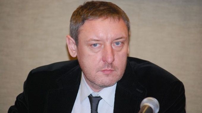 Martin Ulčák na tiskové konferenci v O2 Aréně, na které oznamoval, že se stane prostředníkem mezi Sazkou a jejími věřiteli