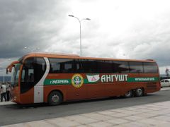 Autobus místního fotbalového týmu Angušt, který v ruské soutěži hraje třetí ligu.