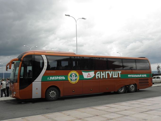 Autobus místního fotbalového týmu Angušt, který v ruské soutěži hraje třetí ligu.