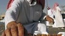 A Saudi man buys dates at the dates market in Riyadh, as Muslims prepare for the fasting month of Ramadan, July 4, 2013. REUTERS/Faisal Al Nasser (SAUDI ARABIA) Published: Čec. 4, 2013, 10:07 dop.