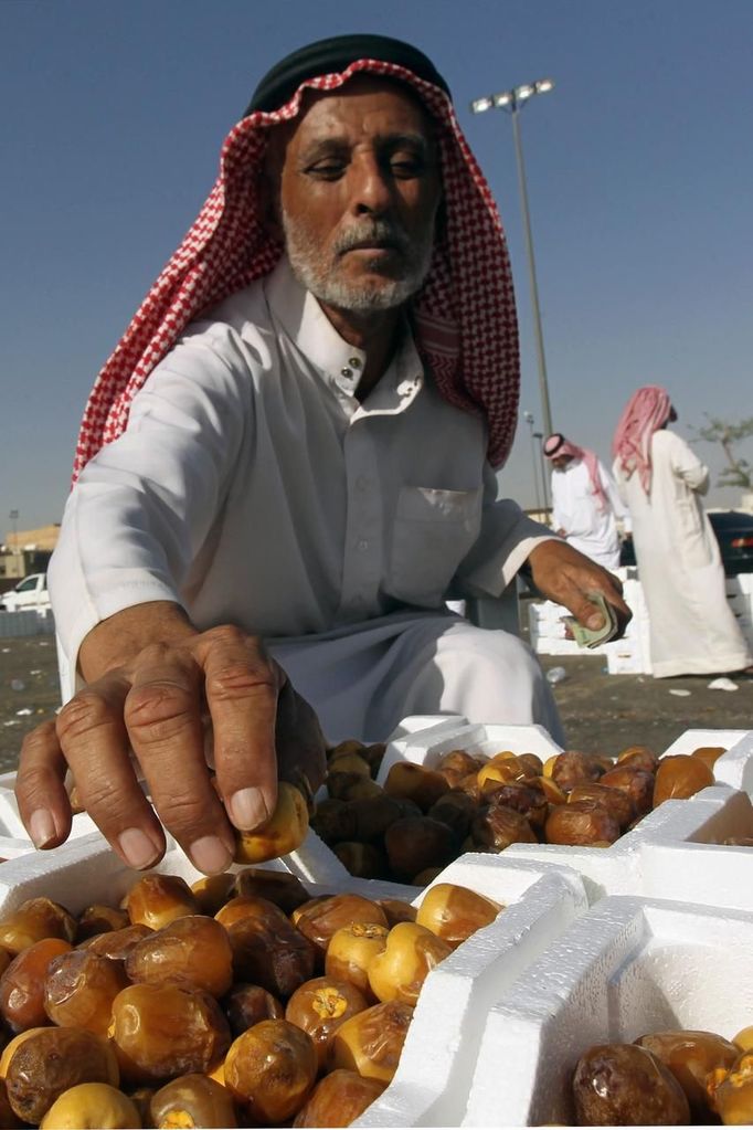 A Saudi man buys dates at the dates market in Riyadh, as Muslims prepare for the fasting month of Ramadan, July 4, 2013. REUTERS/Faisal Al Nasser (SAUDI ARABIA) Published: Čec. 4, 2013, 10:07 dop.