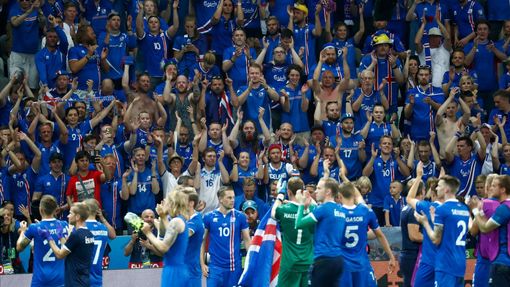Euro 2016, Anglie-Island: hráči Islandu slaví spolu s fanoušky