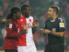 Derby Slavia-Sparta: zleva Costa, Michael Ngadeu a rozhdočí Jiří Jílek