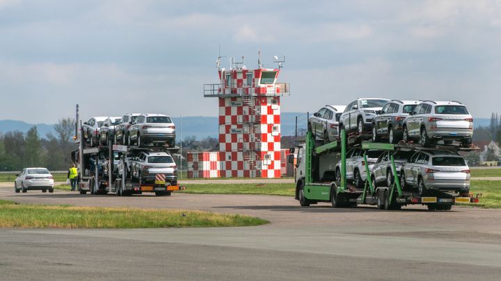 Škoda Auto začala na letišti skladovat vozy, které nemůže dokončit. Chybí tisíce čipů; Zdroj foto: ČTK