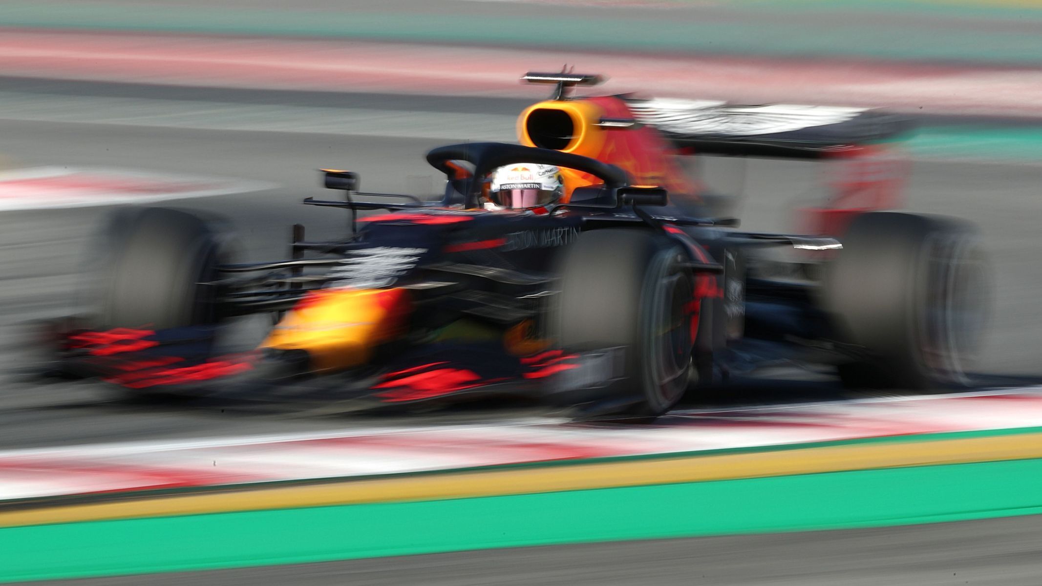 Max Verstappen v Red Bullu při prvních testech F1 v Barceloně 2020