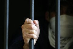 Bahrajn propustil 12letého vězně, k soudu ale musí