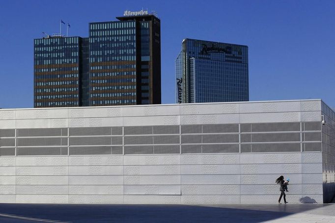 RNPS IMAGES OF THE YEAR 2012 - A woman carries her child on the roof of the Opera House in Oslo, Norway June 20, 2012. In Oslo, the economy has been untouched by the recession and it is a vibrant city with people still spending on everything from housing to consumer goods. Like Dublin ten years ago, there are major building projects underway with luxury apartments being constructed on the waterfront. Ireland now, by contrast, is in a much worse place. The country suffered one of the deepest recessions in Europe after years of reckless decisions made by the country's banks and policymakers brought about a financial crisis that eventually led to Dublin seeking an 85 billion euro ($104 billion) EU/IMF bailout in November 2010. REUTERS/Cathal McNaughton (NORWAY - Tags: BUSINESS CITYSPACE POLITICS SOCIETY) Published: Pro. 4, 2012, 1:03 dop.