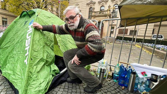 Disident Jiří Gruntorád pokračuje v protestní hladovce před Úřadem vlády. Navštívil ho ministr Dvořák i prezidentův poradce Kolář.