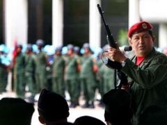 S "kalašnikovem" se nechává rád fotit i venezuelský prezident Hugo Chávez.