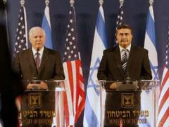 Tisková konference ministrů obrany USA a Izraele Gatese a Perece.