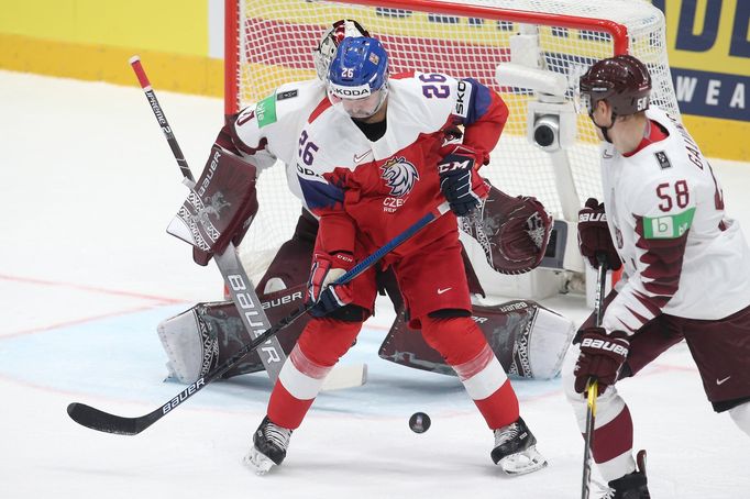 Elvis Merzlikins a Michal Řepík v zápase Česko - Lotyšsko na MS 2019