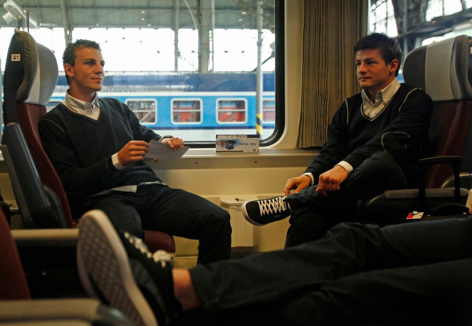 Vladimír Darida a Václav Pilař ve vlaku na pražském hlavním nádraží před odjezdem na Euro 2012