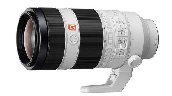 Společně s fotoaparátem představilo Sony i nový profesionální teleobjektiv 100-400mm (FE 100-400mm F4,5–5,6 GM OSS). 