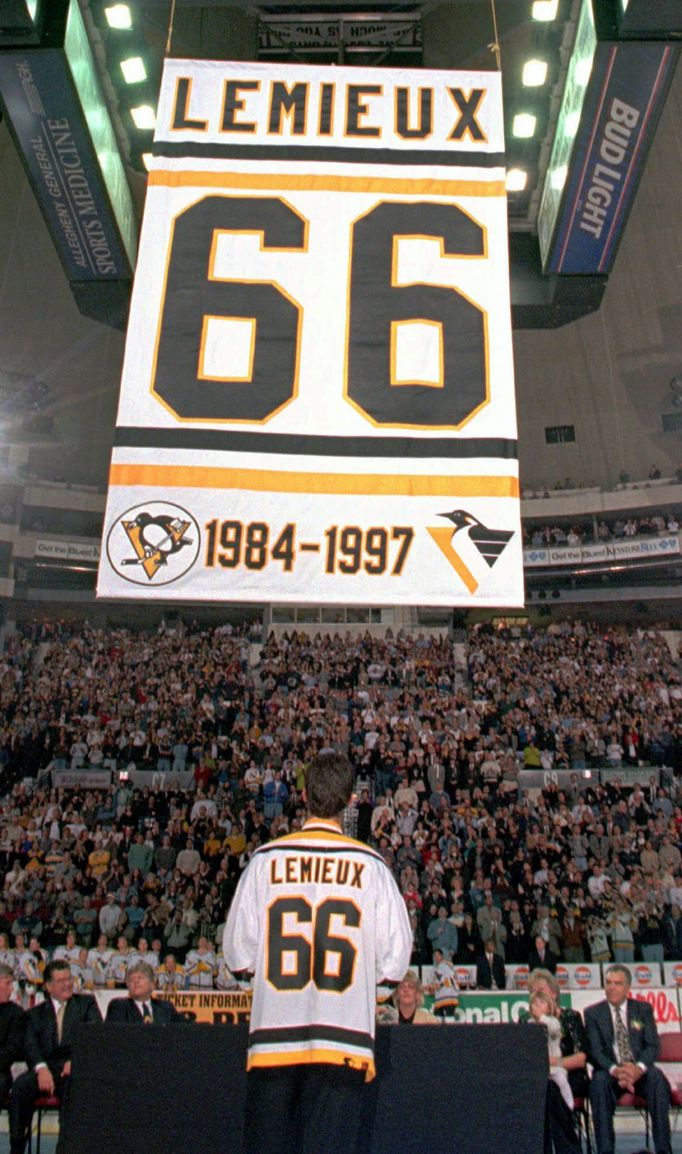 Mario Lemieux a jeho dres pod střechou haly Pittsburghu Penguins (1997).